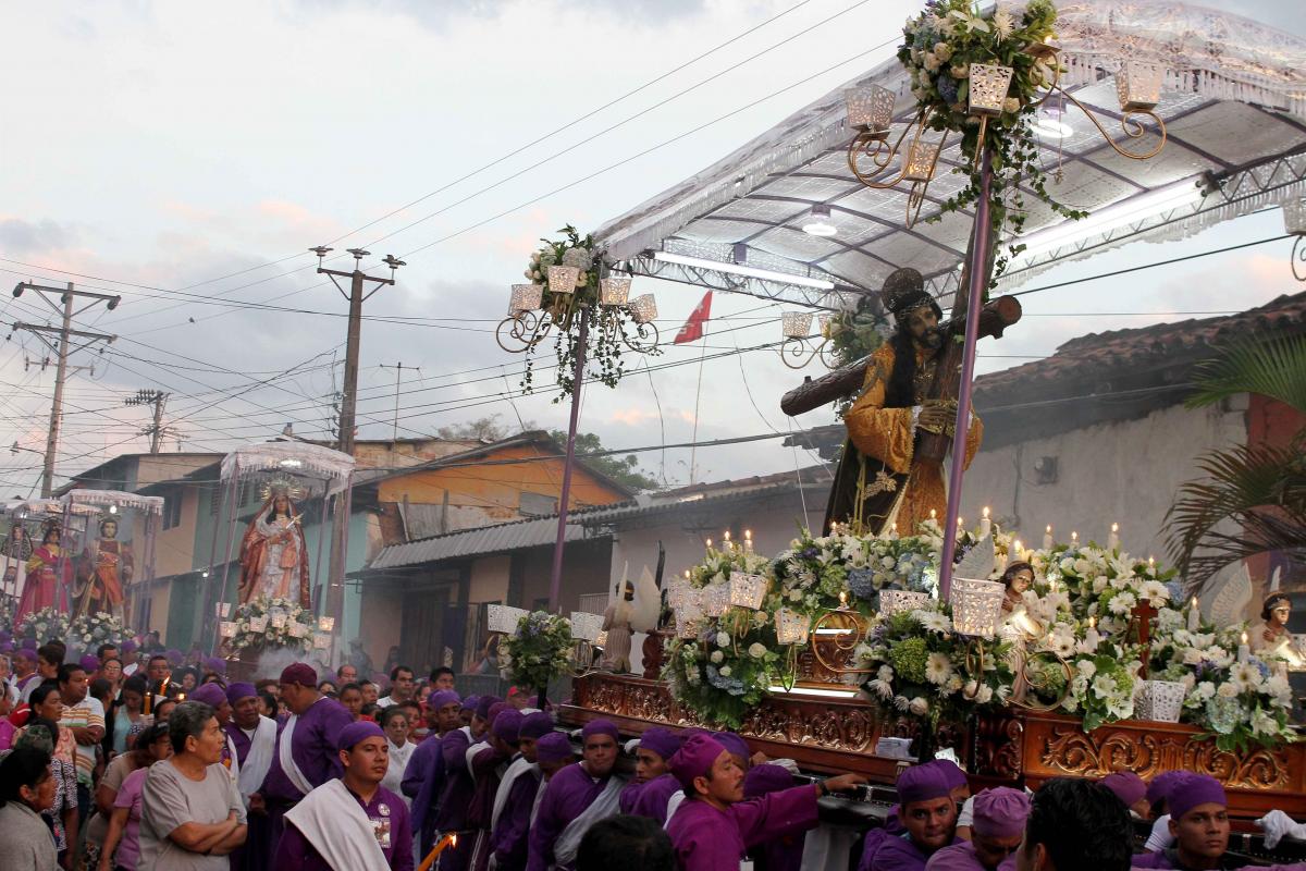 holy-thursday-catholics-cultures